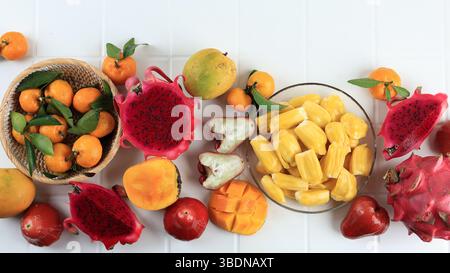 Top View verschiedene tropische Früchte, Mango, Drachenfrucht, Peelde Jackfruit, Orange, und Water Guava. Bannerstil Stockfoto