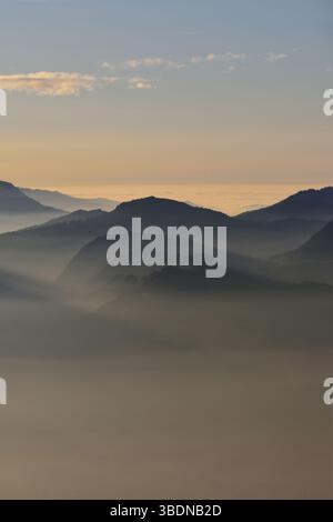 Das weidet Licht in den Bergen... Alpenpanorama * Kleinwalsertal *, Europäische alpen, romantischer Blick von Oberstdorf in Richtung Kleinwalsertal, Deutschland. Stockfoto