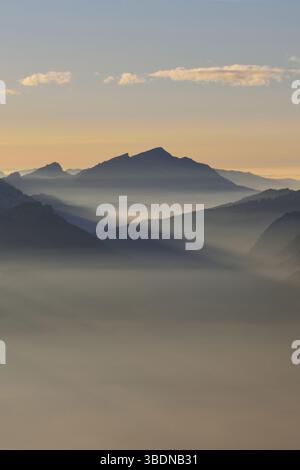 Das weidet Licht in den Bergen... Alpenpanorama * Kleinwalsertal *, Europäische alpen, romantischer Blick von Oberstdorf in Richtung Kleinwalsertal, Deutschland. Stockfoto