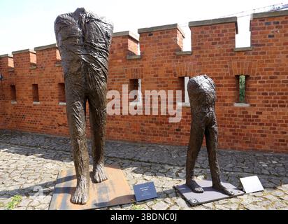 Krakau. Krakau. Polen. „Walking Figures“ von Magdalena Abakanowicz in der Freiluftausstellung Wawel Royal Castle Gardens. Stockfoto