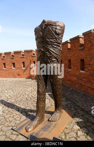 Krakau. Krakau. Polen. „Wanderfigur“ von Magdalena Abakanowicz in der Freiluftausstellung Wawel Royal Castle Gardens. Stockfoto
