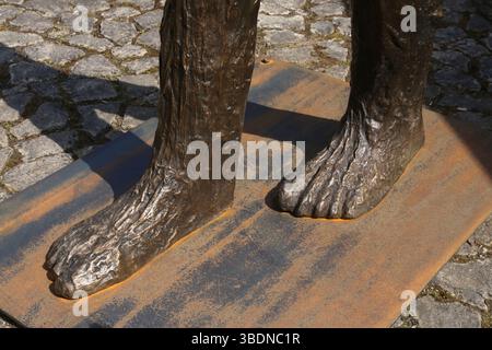 Krakau. Krakau. Polen. „Wanderfigur“ von Magdalena Abakanowicz in der Freiluftausstellung Wawel Royal Castle Gardens. Details. Stockfoto