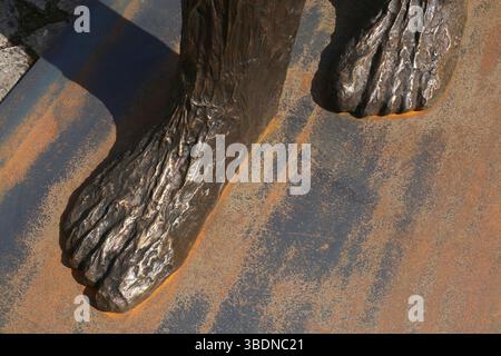 Krakau. Krakau. Polen. „Wanderfigur“ von Magdalena Abakanowicz in der Freiluftausstellung Wawel Royal Castle Gardens. Details. Stockfoto