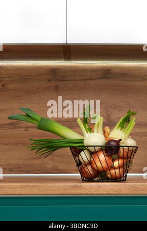 Ein Korb, eine Vase mit verschiedenen Zwiebelsorten in der Küche. Gesunde gesunde Ernährung. Stockfoto