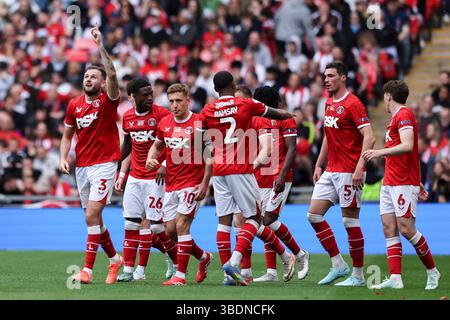 Wembley Stadium, London, Großbritannien. Mai 2025. EFL League One Play Off Football Final, Charlton Athletic gegen Leyton Orient; Macaulay Gillesphey von Charlton Athletic feiert mit seinem Team Credit: Action Plus Sports/Alamy Live News das 1. Tor des Spiels in der 31. Minute 1-0 Stockfoto