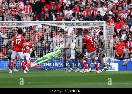 Wembley Stadium, London, Großbritannien. Mai 2025. EFL League One Play Off Football Final, Charlton Athletic gegen Leyton Orient; Macaulay Gillesphey von Charlton Athletic schießt und erzielt sein Team in der 31. Minute für 1-0 das 1. Tor des Spiels. Credit: Action Plus Sports/Alamy Live News Stockfoto