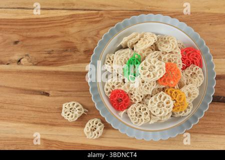 Top View Bunte Kerupuk Kembang Mawar Mentah oder Raw Rose Cracker, traditioneller indonesischer Cracker aus Stärke, Hauptzutaten aus Seblak V Stockfoto