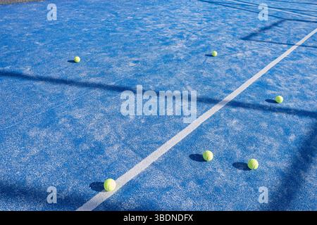 Bälle auf dem blauen Paddle-Tennisplatz, Padel-Hintergrundkonzept Stockfoto