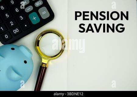 Auf der Notizseite mit Taschenrechner, Schweinebank und Lupe geschriebene Textnachricht für die Renteneinsparung Stockfoto