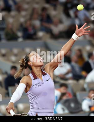 Paris, Frankreich. Mai 2025. Zheng Qinwen spielt im ersten Rundenspiel der Frauen zwischen Anastasia Pavlyuchenkova aus Russland und Zheng Qinwen aus China beim French Open Tennis Turnier in Roland Garros, Paris, Frankreich, am 25. Mai 2025. Quelle: Li Jing/Xinhua/Alamy Live News Stockfoto