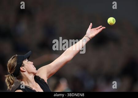 Paris, Frankreich. Mai 2025. Anastasia Pawlyuchenkova spielt im 1. Runde-Spiel der Frauen zwischen Anastasia Pawlyuchenkova aus Russland und Zheng Qinwen aus China beim Tennis-Turnier der French Open in Roland Garros, Paris, Frankreich, am 25. Mai 2025. Quelle: Li Jing/Xinhua/Alamy Live News Stockfoto