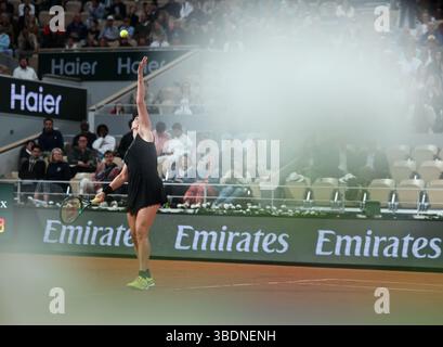 Paris, Frankreich. Mai 2025. Anastasia Pawlyuchenkova spielt im 1. Runde-Spiel der Frauen zwischen Anastasia Pawlyuchenkova aus Russland und Zheng Qinwen aus China beim Tennis-Turnier der French Open in Roland Garros, Paris, Frankreich, am 25. Mai 2025. Quelle: Li Jing/Xinhua/Alamy Live News Stockfoto