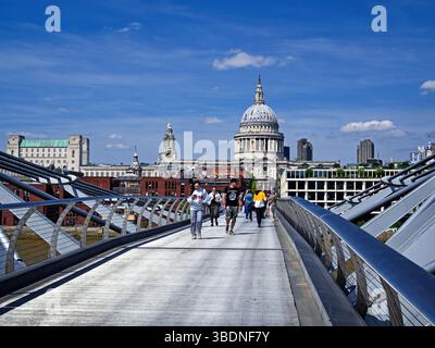 Großbritannien, London, St Paul's Cathedral und die Millennium Bridge über die Themse. Stockfoto