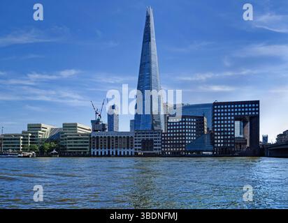 Großbritannien, London, The Shard und River Thames von Grants Quay Wharf. Stockfoto