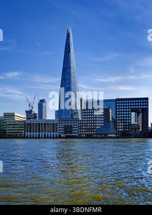Großbritannien, London, The Shard und River Thames von Grants Quay Wharf. Stockfoto