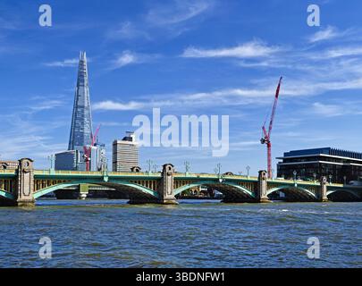 Großbritannien, London, The Shard und Southwark Bridge über die Themse vom Globe View Walk aus. Stockfoto
