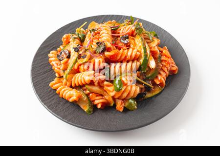 Fusilli-Salat auf weißem Hintergrund Stockfoto