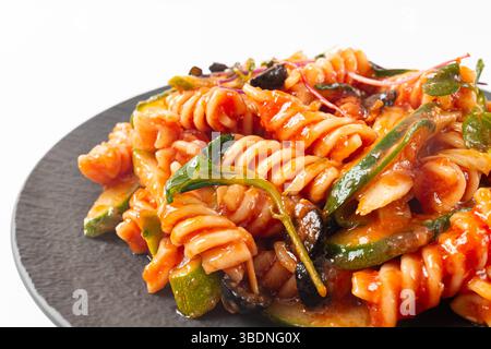 Fusilli-Salat auf weißem Hintergrund Stockfoto
