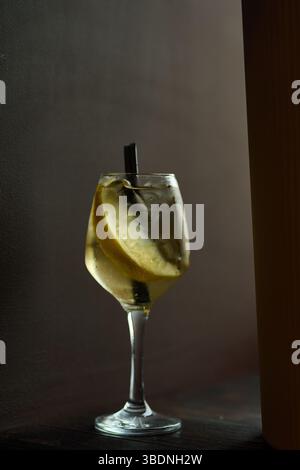 Cocktail mit Zitrone und Eis in einem Glas auf dunklem Hintergrund Stockfoto