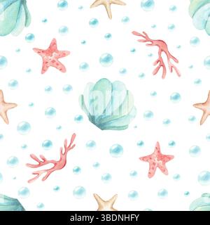 Nahtloses Muster unter Wasser Muscheln, Korallen, Sternenfische, Sterne und Blasen. Isolierter Hintergrund mit Wasserfarbe. Handgezeichnetes Meeresmotiv für Kinder Stockfoto