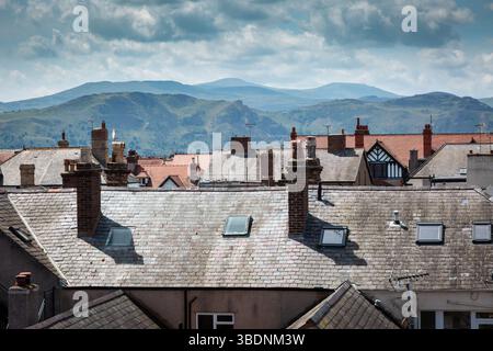Dächer und weit entfernte Hügel, Llamdudno, Wales, Großbritannien. 2025 Stockfoto