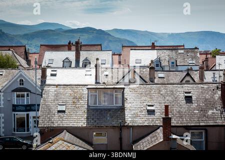 Dächer und weit entfernte Hügel, Llamdudno, Wales, Großbritannien. 2025 Stockfoto