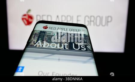 3. Mai 2025, Deutschland: Auf dieser Abbildung ist ein Mobiltelefon mit der Webseite des US-Immobilienunternehmens Red Apple Group Inc. Vor dem Logo auf dem Bildschirm zu sehen. (Credit Image: © Timon Schneider/SOPA Images via ZUMA Press Wire) NUR REDAKTIONELLE VERWENDUNG! Nicht für kommerzielle ZWECKE! Stockfoto
