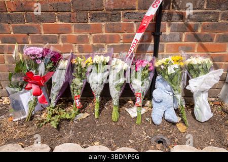 25/05/2025. London, UK die Beileidsblumen befinden sich in der Nähe eines ausgebrannten Hauses in Tilllett Close, Stonebridge Park, Brent, Nordwest London. Am Samstag, den 24. Mai, brach das Feuer nach Mitternacht aus. Eine 43-jährige Frau und drei Kinder – ein 15-jähriges Mädchen, ein achtjähriger Junge und ein vierjähriger Junge – wurden am Tatort für tot erklärt. Ein 41-jähriger Mann wurde am Tatort im Zusammenhang mit dem Vorfall verhaftet und bleibt in Polizeigewahrsam. Foto: Ray Tang Stockfoto