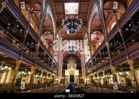 Kunstvoll dekorierte Inneneinrichtung mit Tora-Schrein, großer Synagoge, Nagy Zsinagoga, Pest-Viertel, Budapest, Ungarn, Europa Stockfoto