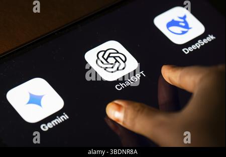 In dieser Fotoabbildung tippt eine Person am 24. Mai 2025 in Neu-Delhi, Indien, Asien auf das Symbol der ChatGPT-App auf einem Tablet-Gerät Stockfoto