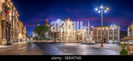 Catania, Sizilien, Italien von der Piazza del Duomo bei Sonnenaufgang. Stockfoto