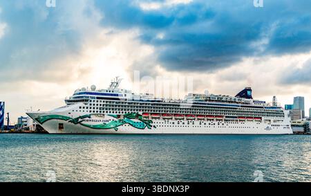 Miami, Florida, USA - 4. November 2024: Schiff fährt aus dem Hafen. Norwegische Jade-Kreuzfahrtschifffahrt. Bootstour im Sommerurlaub. Norwegische Kreuzfahrtlinie Stockfoto