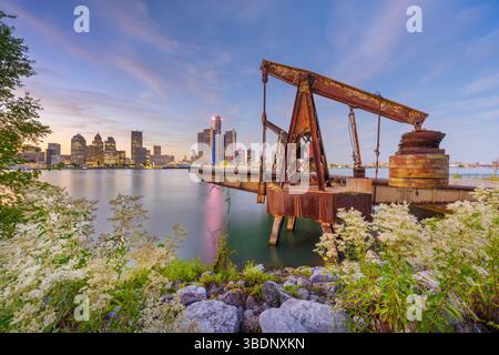 Die Skyline von Detroit, Michigan, USA, von der anderen Seite des Detroit River in Windsor, Ontario, Kanada bei Sonnenuntergang. Stockfoto