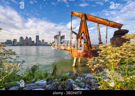 Die Skyline von Detroit, Michigan, USA, von der anderen Seite des Detroit River in Windsor, Ontario, Kanada bei Sonnenuntergang. Stockfoto