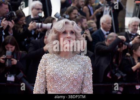 Cannes, Frankreich. Mai 2025. Jane Fonda nimmt an der Abschlussfeier des roten Teppichs während des 78. Jährlichen Filmfestivals in Cannes am 24. Mai 2025 im Palais des Festivals Teil. Quelle: Bernard Menigault/Alamy Live News Stockfoto