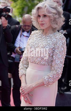 Cannes, Frankreich. Mai 2025. Jane Fonda nimmt an der Abschlussfeier des roten Teppichs während des 78. Jährlichen Filmfestivals in Cannes am 24. Mai 2025 im Palais des Festivals Teil. Quelle: Bernard Menigault/Alamy Live News Stockfoto