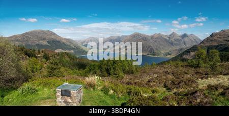 Panoramablick auf Loch Duich, Shiel Bridge und die Five Sisters of Kintail Mountains vom Aussichtspunkt Bealach Ratagain im Mai, Schottland, Großbritannien. Stockfoto