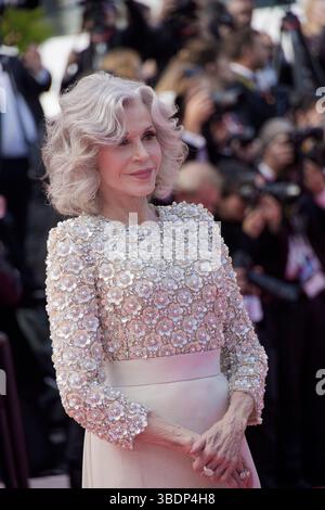 Cannes, Frankreich. Mai 2025. Jane Fonda nimmt an der Abschlussfeier des roten Teppichs während des 78. Jährlichen Filmfestivals in Cannes am 24. Mai 2025 im Palais des Festivals Teil. Quelle: Bernard Menigault/Alamy Live News Stockfoto