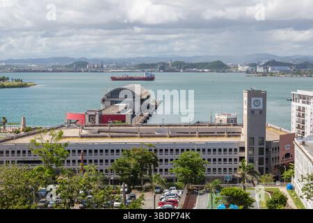 Kreuzfahrtanleger in der Bahia de San Juan in San Juan, Puerto Rico Stockfoto