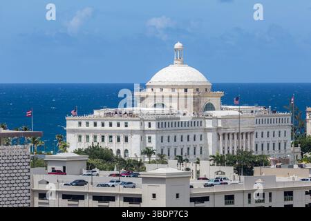 Das Gebäude des Kapitols in San Juan, Puerto Rico, wurde mit Gerüsten für die Instandhaltung errichtet Stockfoto