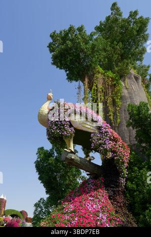 Dubai, VAE, 2. Februar 2023: Eine große Skulptur eines Pfaus, bedeckt mit Blumen auf einem riesigen Baum im Dubai Miracle Garden in Dubai, Vereinigte Arabische Emirate Stockfoto