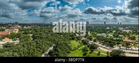 Blick aus der Vogelperspektive auf den Hermann Park in Houston mit japanischem Garten, Zoo, Space Adventure Spielplatz Stockfoto