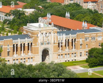 Die Lovett Hall aus der Vogelperspektive, das berühmte Herzstück der Rice University, ist das erste Gebäude, das 1912 auf dem Campus fertiggestellt wurde. Stockfoto