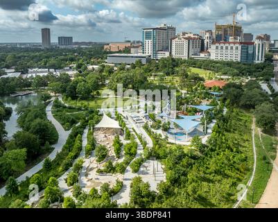 Blick aus der Vogelperspektive auf den Hermann Park in Houston mit japanischem Garten, Zoo, Space Adventure Spielplatz Stockfoto
