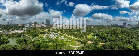 Blick aus der Vogelperspektive auf den Hermann Park in Houston mit japanischem Garten, Zoo, Space Adventure Spielplatz Stockfoto
