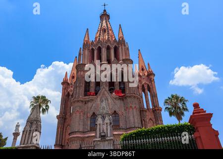 San Miguel de Allende, Mexiko - 28. Mai 2016: Eine Tiefwinkelaufnahme der Parroquia de San Miguel Arcángel, einer historischen Kirche mit neogotischer Fassade. Stockfoto