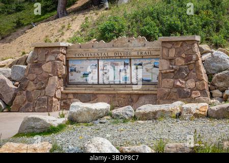 Schild mit Informationen zum Continental Divide Trail am Berthoud Pass in den Rocky Mountains von Colorado Stockfoto