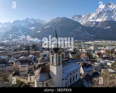 Stadt Altdorf im Kanton URI, Schweiz. Rathausplatz mit historischen Häusern am sonnigen Wintertag. Drohnenaufnahme Aus Der Luft Stockfoto