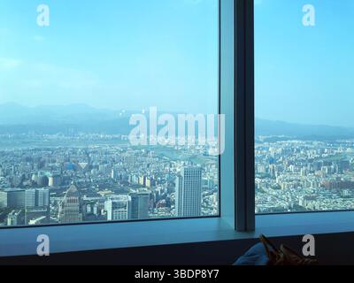 Taipeh, Taiwan. März 2019. Blick auf die Stadt Taipeh vom Gebäude Taipei 101 Stockfoto