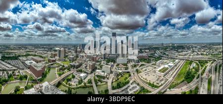 Aus der Vogelperspektive des Houston Business District in Texas mit wolkenblauem Himmel Stockfoto